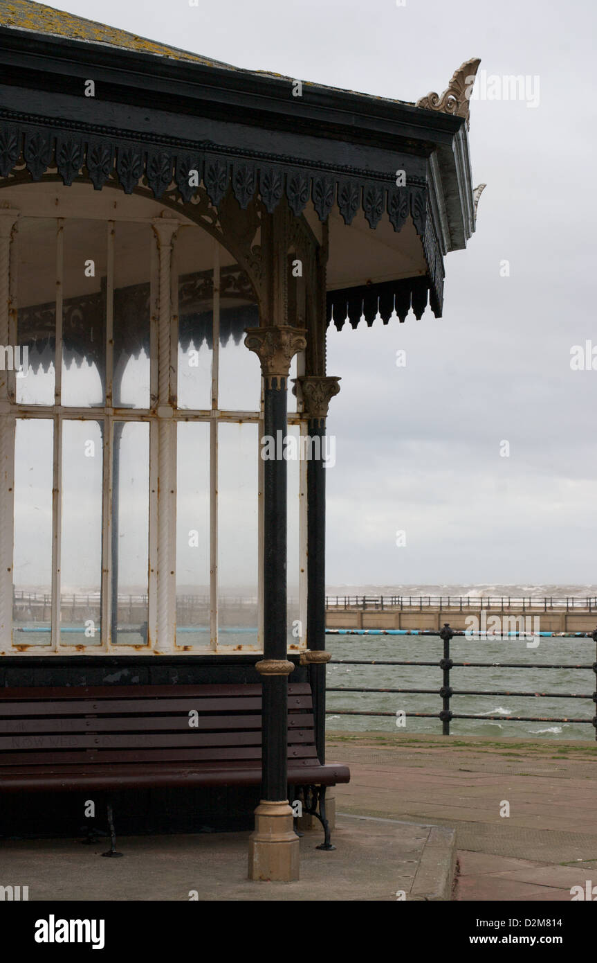 Grauer Himmel ragen über Promenade Tierheim von New Brighton, Wallasey, England Stockfoto