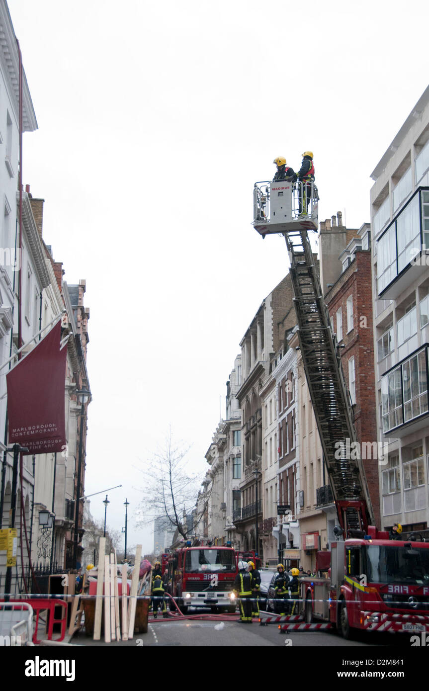 London, UK. 28. Januar 2013. Die Feuerwehrleute setzen, ein Feuer auf dem Dach auf einer Kunstgalerie in der Albemarie Street in Mayfair. Bildnachweis: Pete Maclaine / Alamy Live News Stockfoto