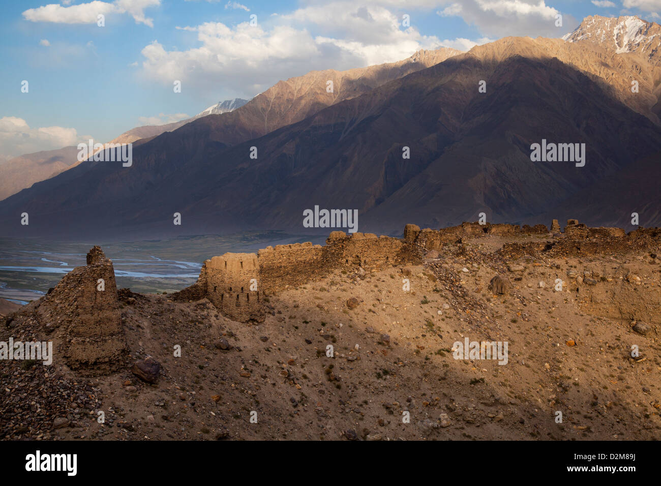 Kafir Qala, eine Festung des 3. Jahrhunderts aus dem 3. Jahrhundert v. Chr., mit Blick auf Afghanistan am Rande der tadschikischen Grenze. Stockfoto