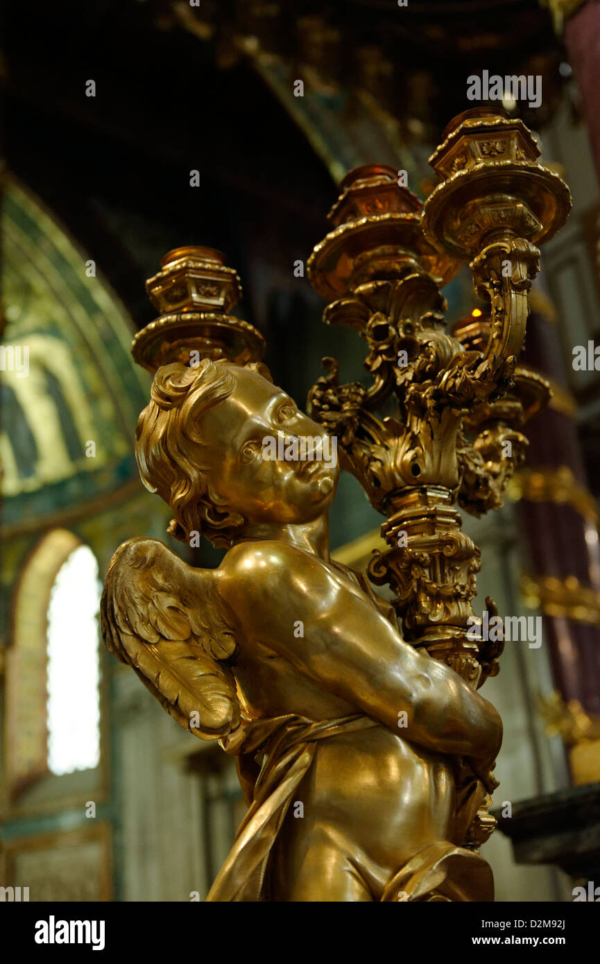 Rom. Italien. Blick auf eine Bronze Putto Engel Skulptur hält eine Kerze Lampe im Inneren der Basilika Santa Maria Maggiore. Stockfoto