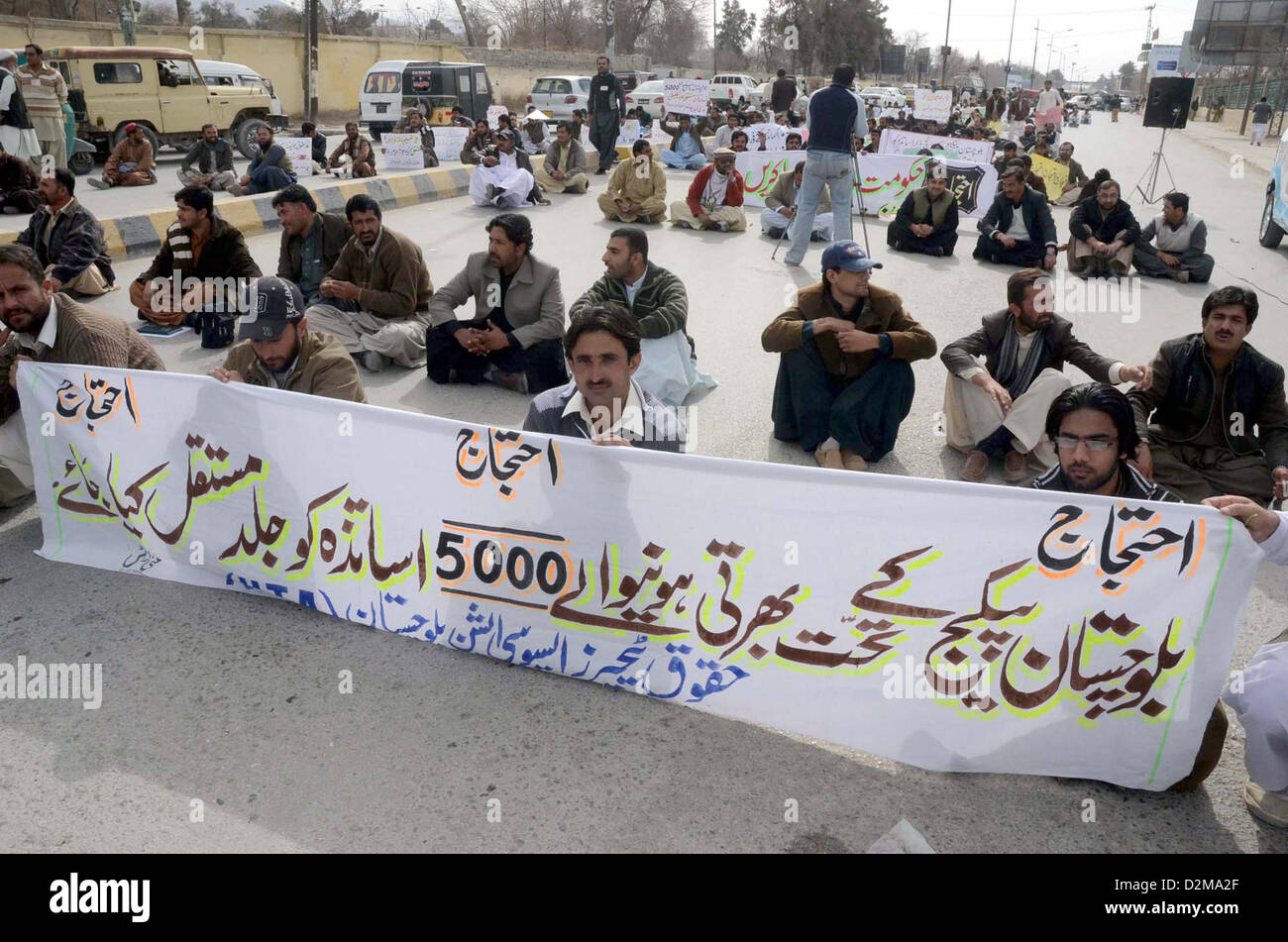 Mitglieder der Huqooq-e-Teachers Association Balochistan chant Parolen und anspruchsvoll für Regularisierung auf ihren Arbeitsplatz während einer Protestdemonstration in der Nähe von Haus des Gouverneurs in Quetta auf Montag, 28. Januar 2013. Stockfoto