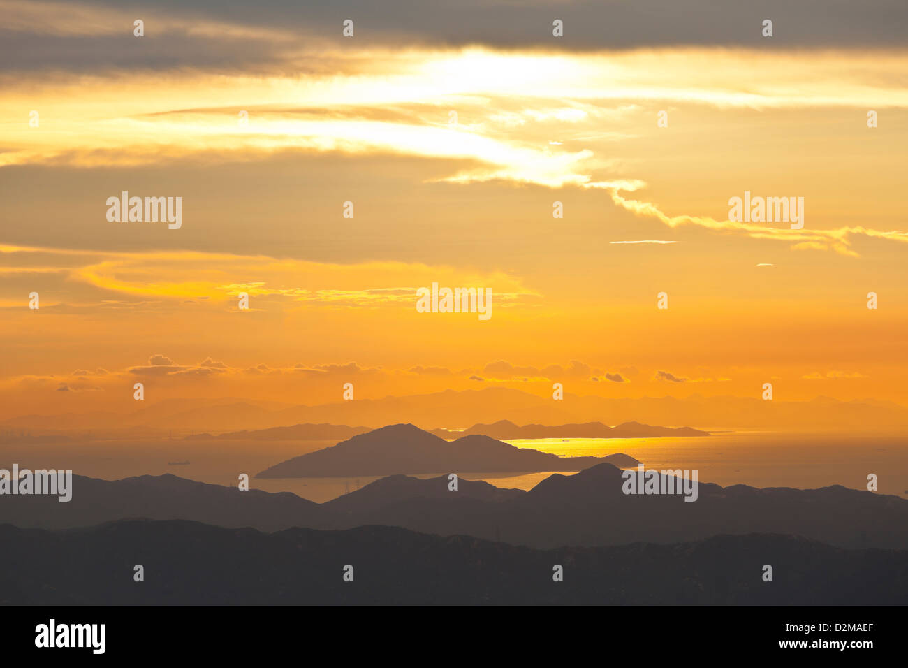 Sonnenuntergang am Berge und Küste Stockfoto