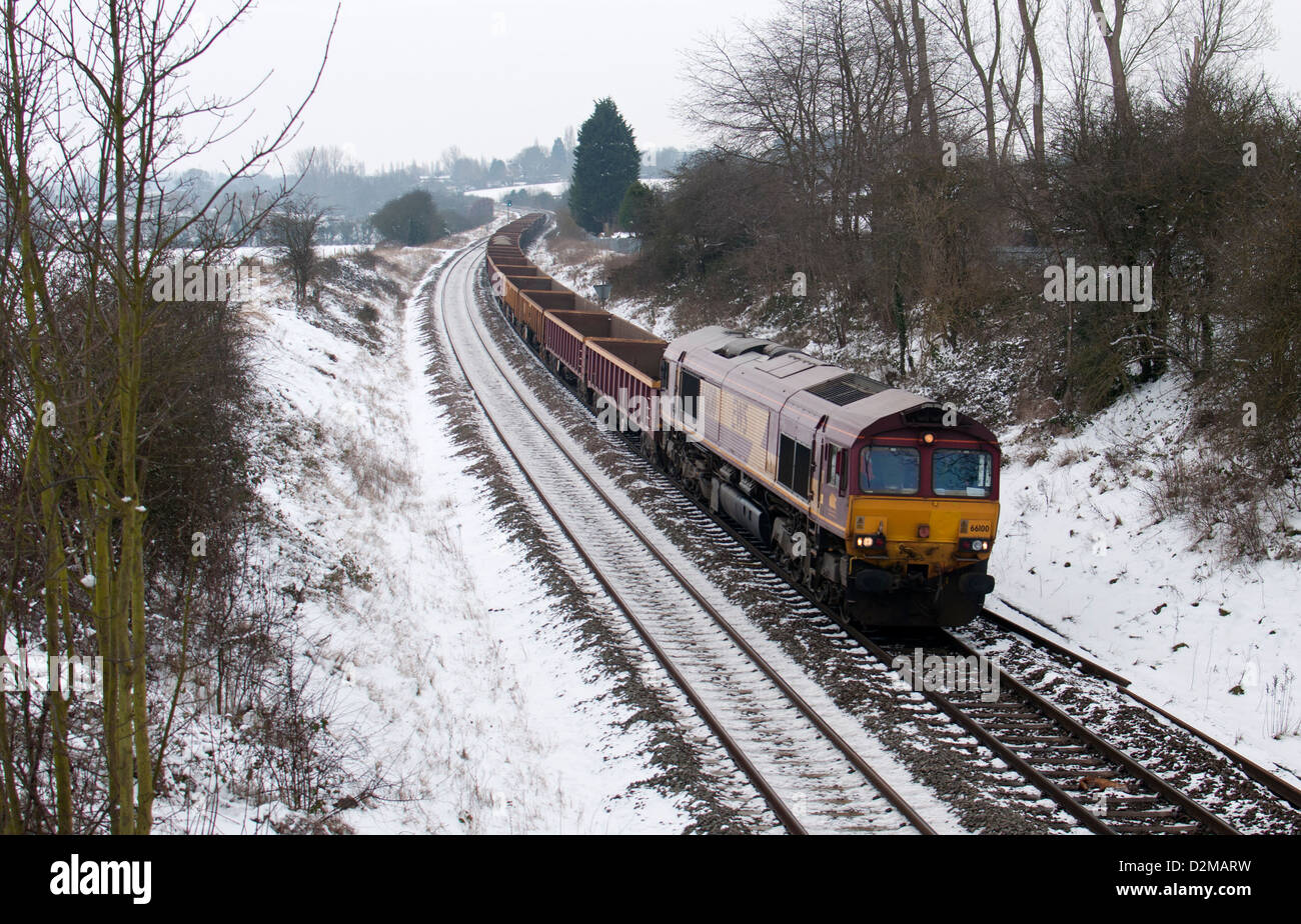 Güterzug im winter Stockfoto