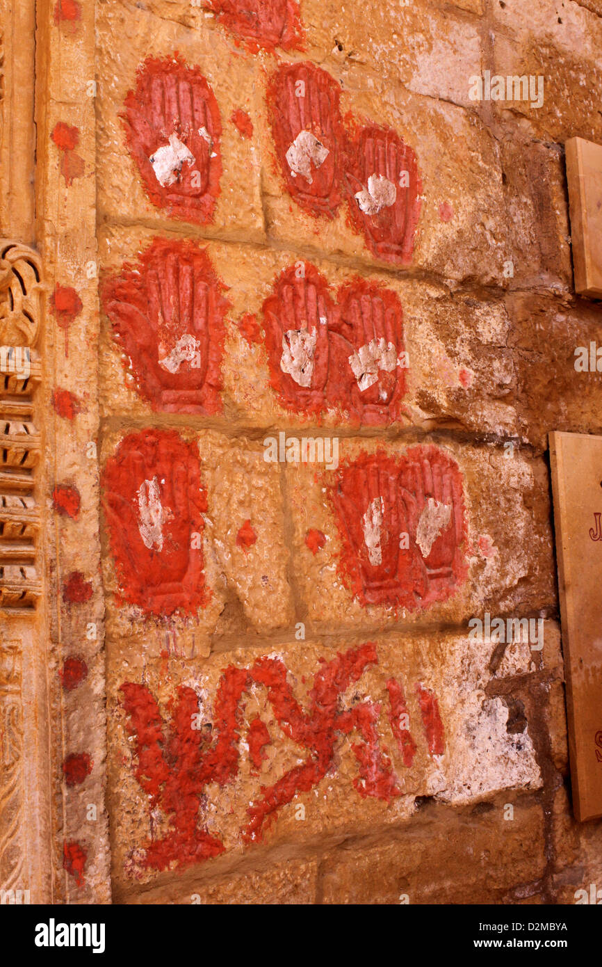 Geschnitzte Hände der Königinnen, die verließ Palast für sati Stockfoto