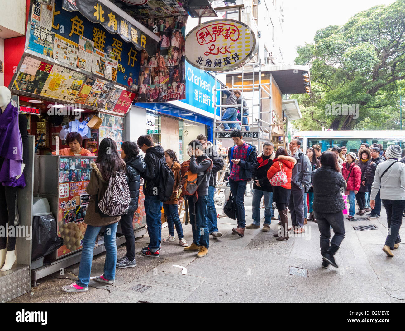 Schlange von Leuten, die in der Schlange für Hong Kong Stil ei Waffel Street Food, Hong Kong Stockfoto
