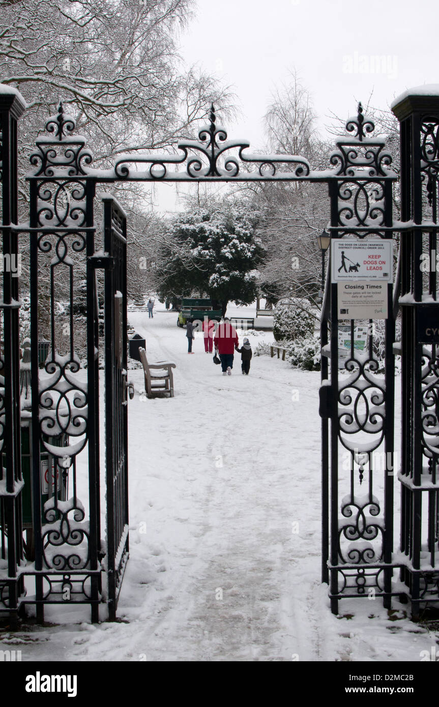 Jephson Gärten Tore im Winter, Leamington Spa UK Stockfoto