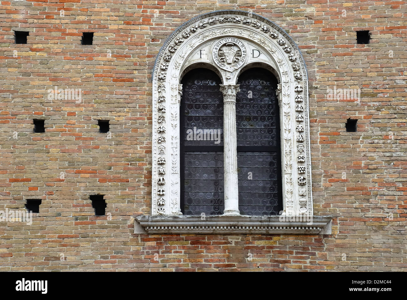 Urbino, Marken, Italien: ein zweibogigen Fenster an der Fassade des Palazzo Ducale. Die Buchstaben F und D meine Duke Federico. Stockfoto