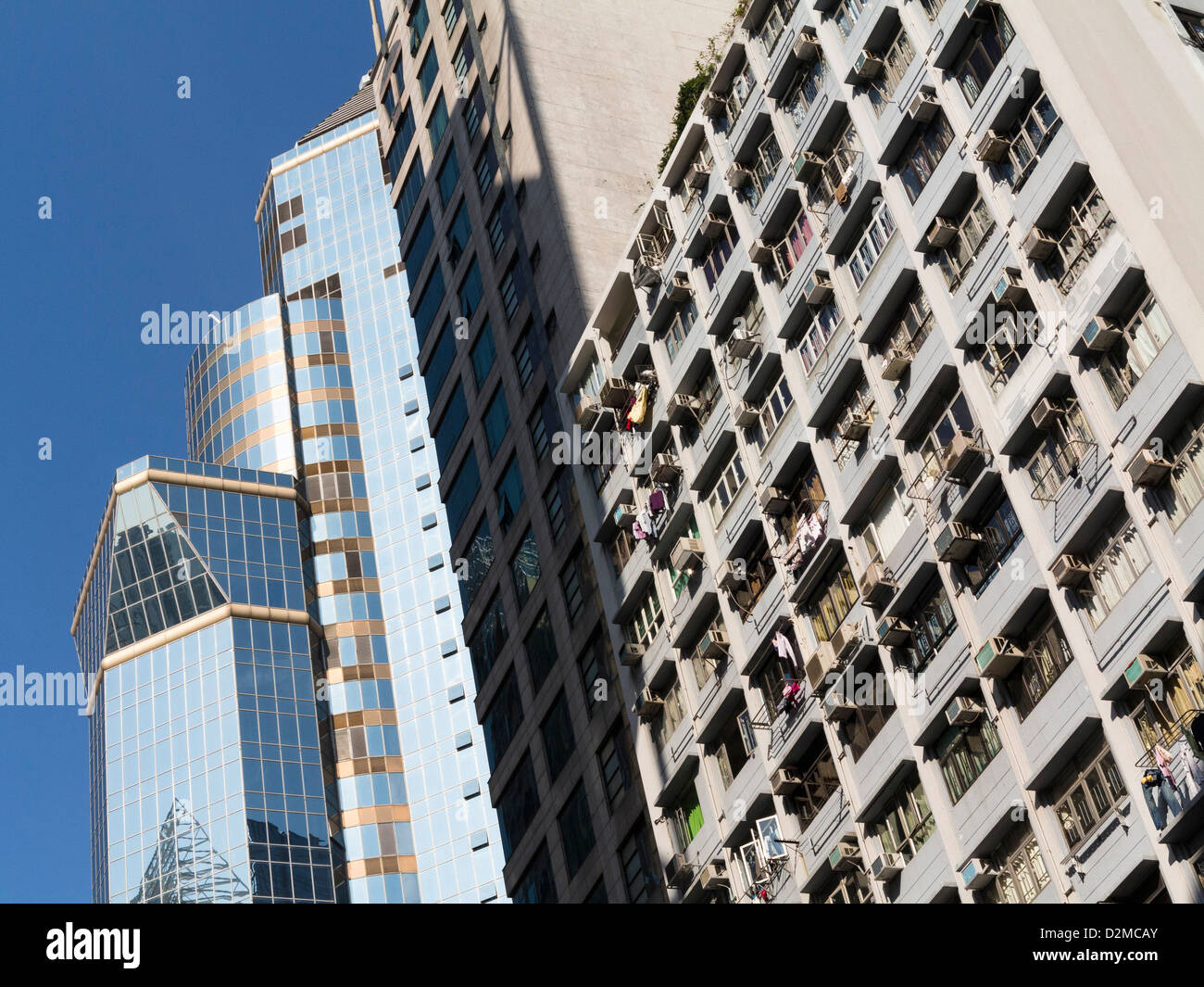 Hong Kong, Hochhaus Wohnblock neben ein modernes Bürogebäude, Stockfoto