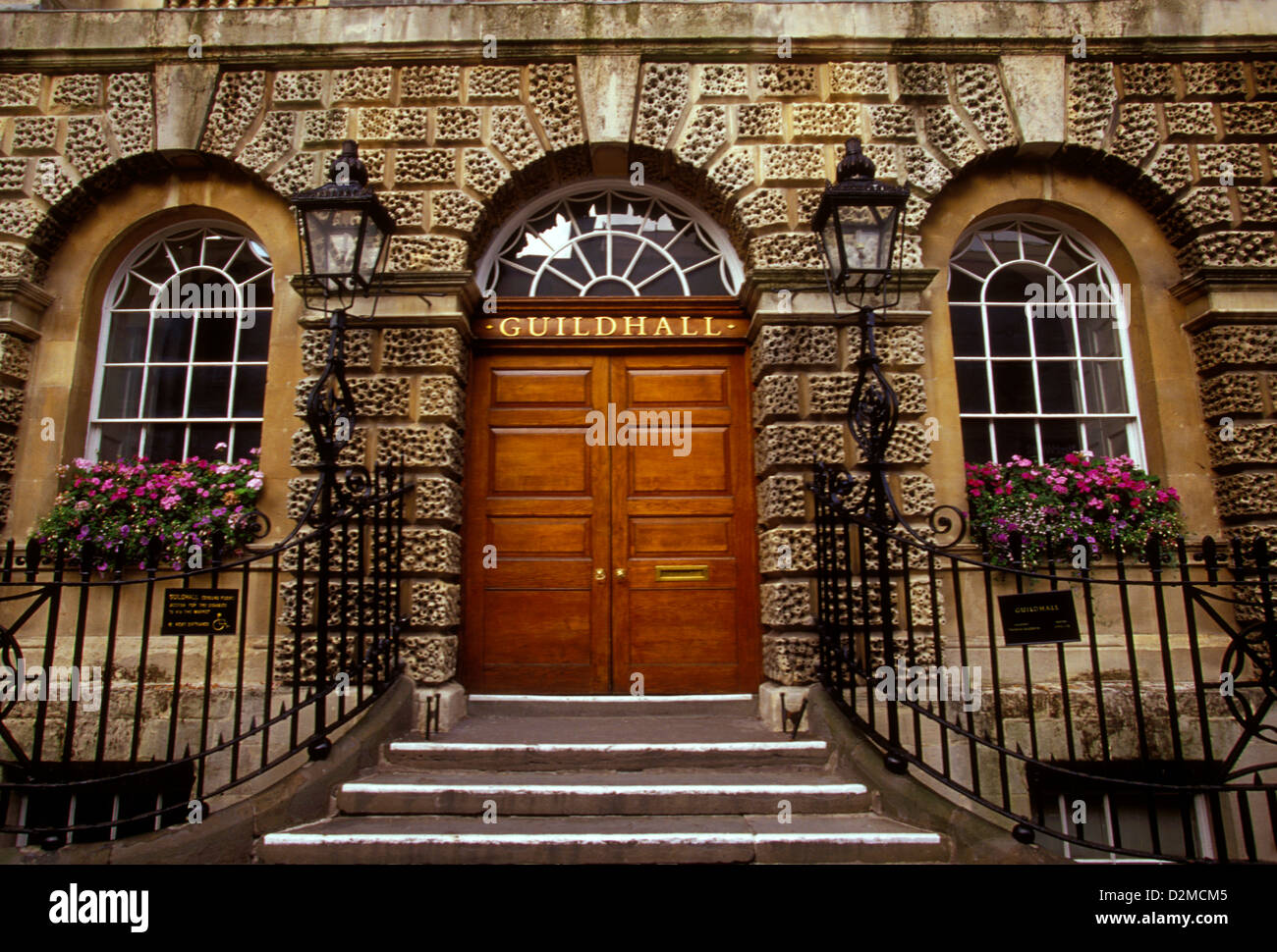 Eingang, Holztüren, die guildhall, guildhall, Rathaus, High Street und Bridge Street, Bath, Somerset County, England, Europa Stockfoto