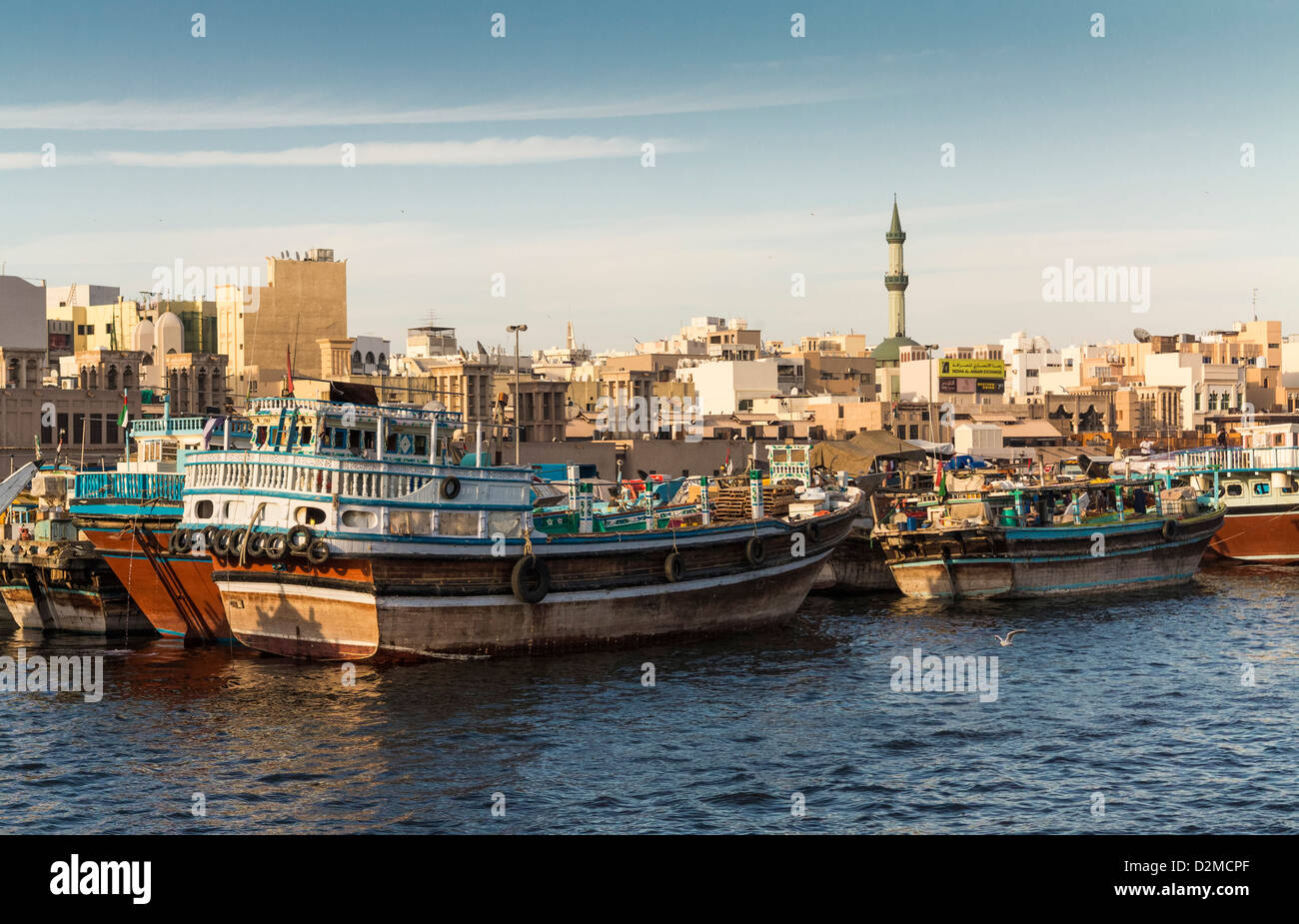 Dubai Creek, Boote bei Abra Docks mit Bur Dubai City, Vereinigte Arabische Emirate, Naher Osten Stockfoto