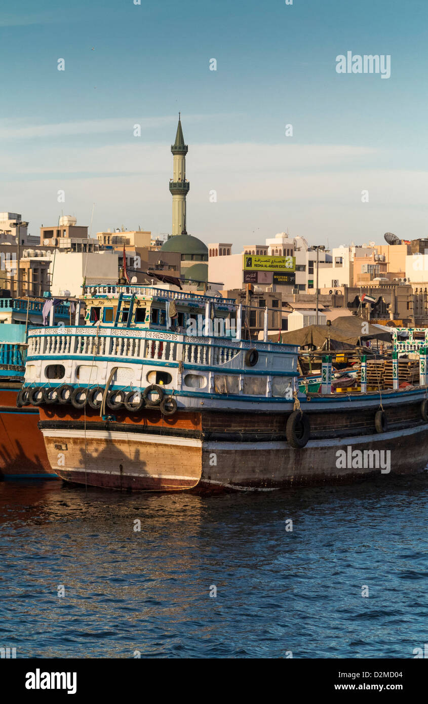 Dubai Creek - traditionelle arabische Boote mit Altstadt hinter Stockfoto