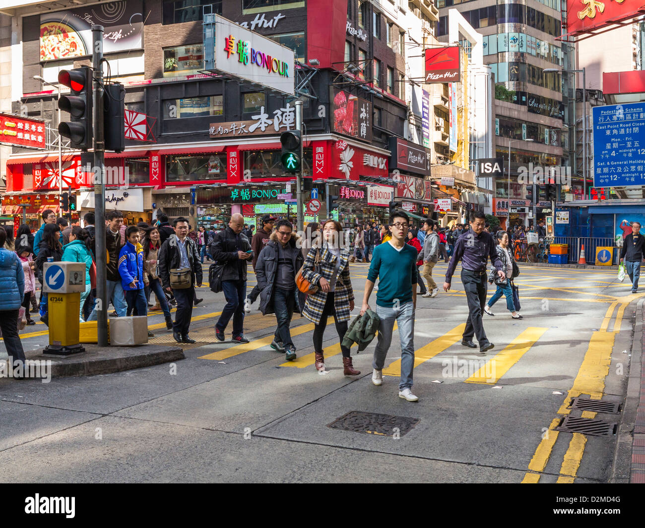 Straßenszene in Hongkong - in der Gegend um Causeway Bay, voll mit Menschen auf den Straßen Stockfoto