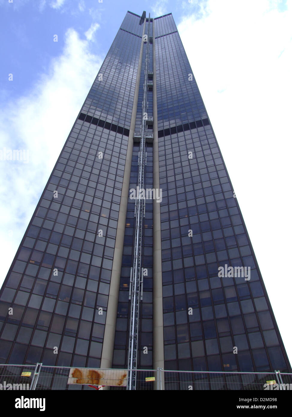 Tour Montparnasse ist ein Wahrzeichen Wolkenkratzer im Montparnasse-Viertel von Paris, Frankreich. Sie ist 210 Meter hoch und wurde 1973 fertiggestellt und bietet einen Panoramablick auf die Stadt, einschließlich des Eiffelturms und Notre-Dame. Es ist bekannt für seine moderne Architektur inmitten der historischen Skyline von Paris. Stockfoto