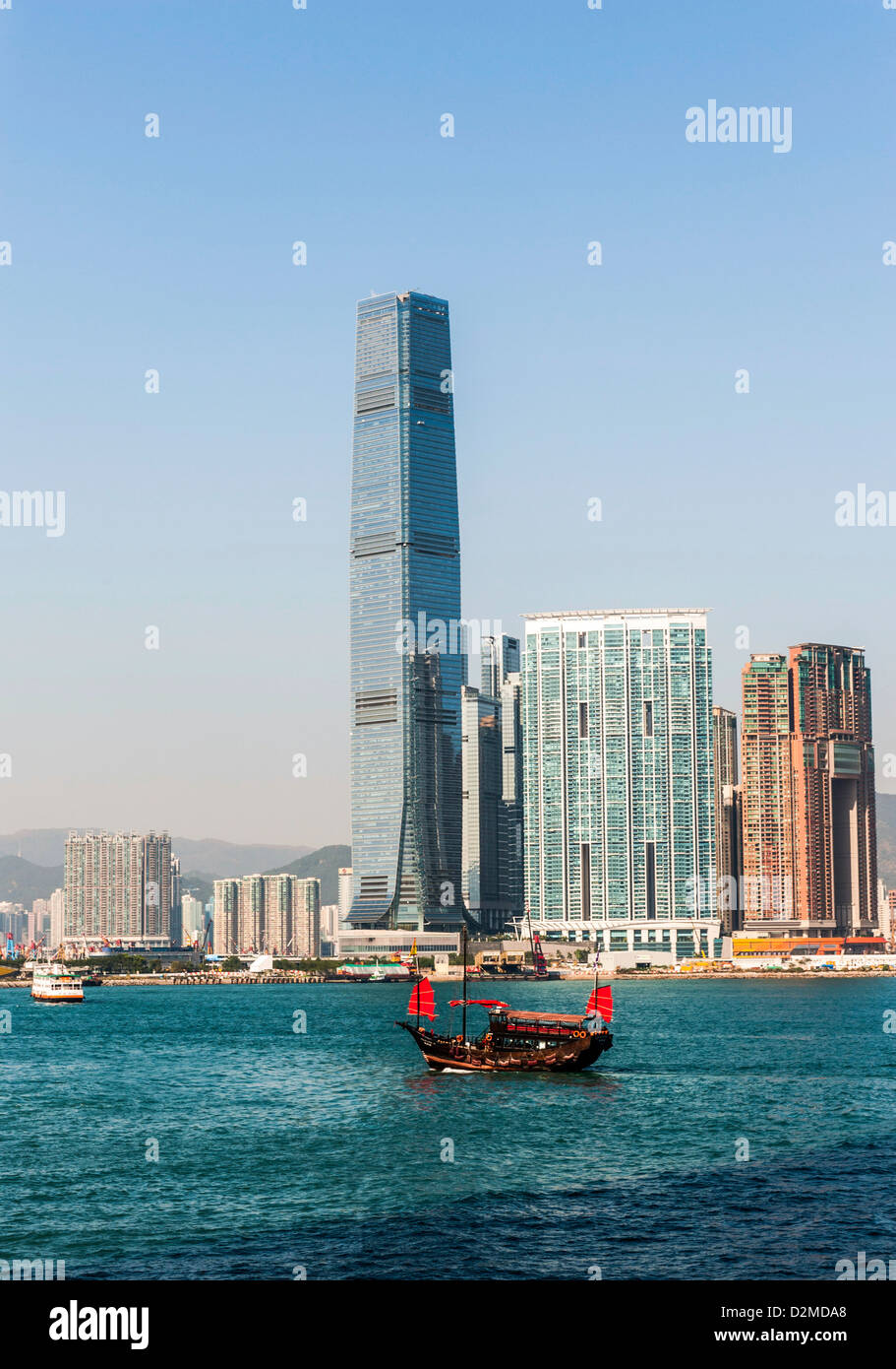 International Commerce Centre, Hong Kong und altes Boot im Hafen Stockfoto