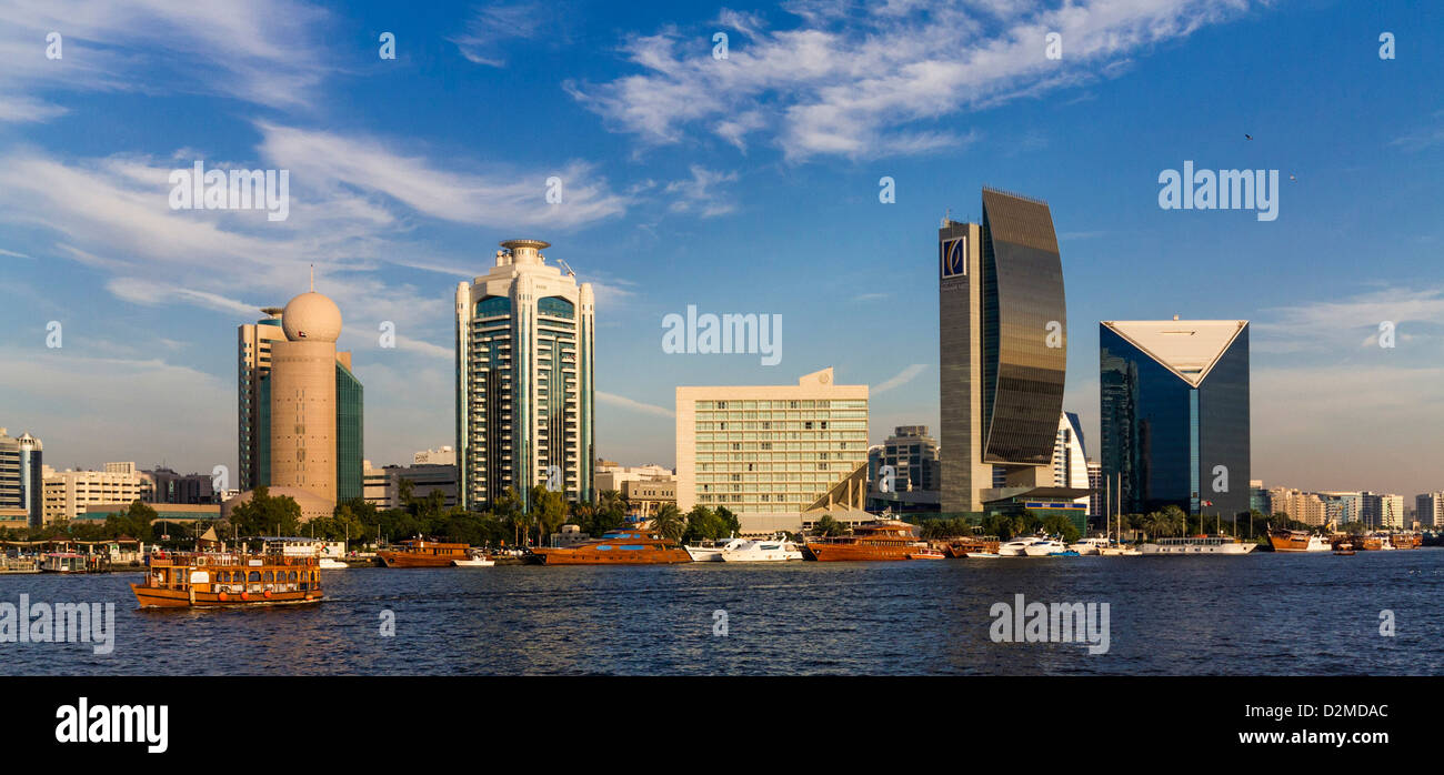 Skyline von Dubai In Dubai Creek Waterfront mit Sheraton Hotel, Bank von Dubai und der Dubai Handelskammer Stockfoto