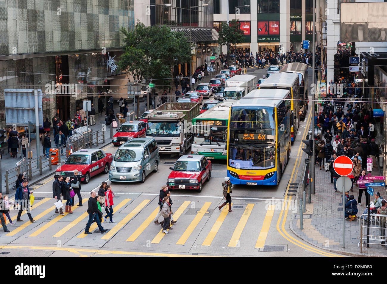Verkehr auf den Straßen in der Innenstadt von Hongkong Stockfoto