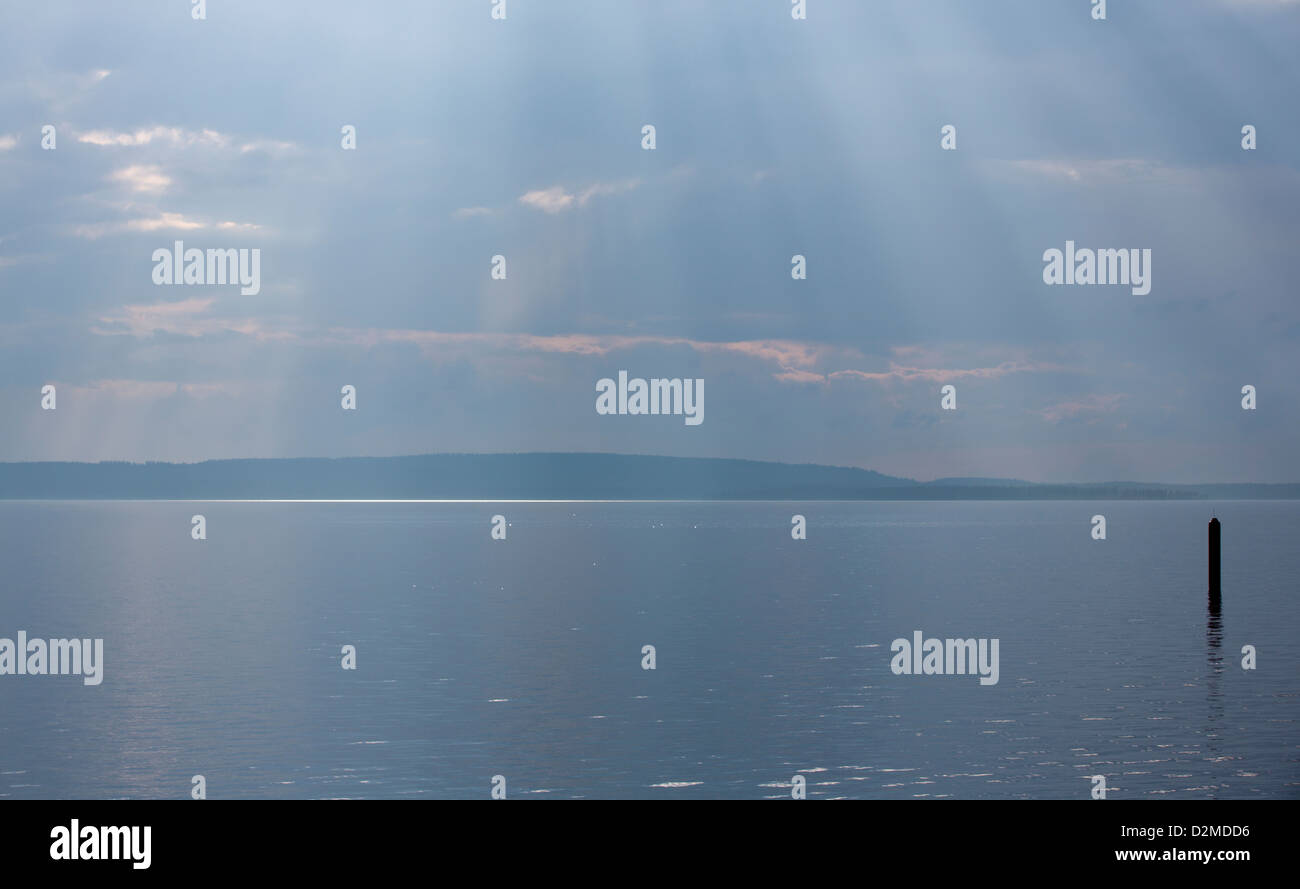 Sonnenstrahlen über See Keitele, Finnland Stockfoto