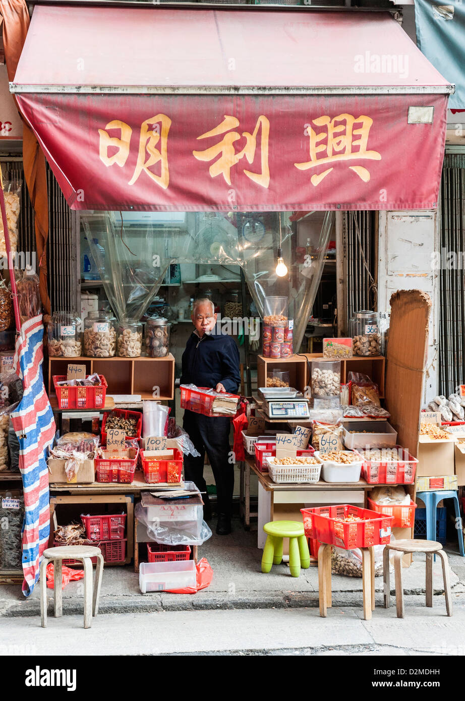 Ein Geschäft in der Nähe Des Voeux Road (getrocknete Meeresfrüchte Street), Sheung Wan, Hong Kong. Stockfoto