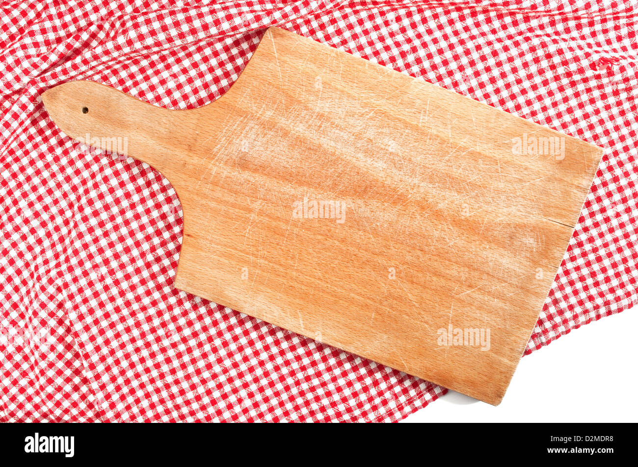 Brettchen am Küchentisch mit rot-weiß karierten Tischdecken Stockfoto