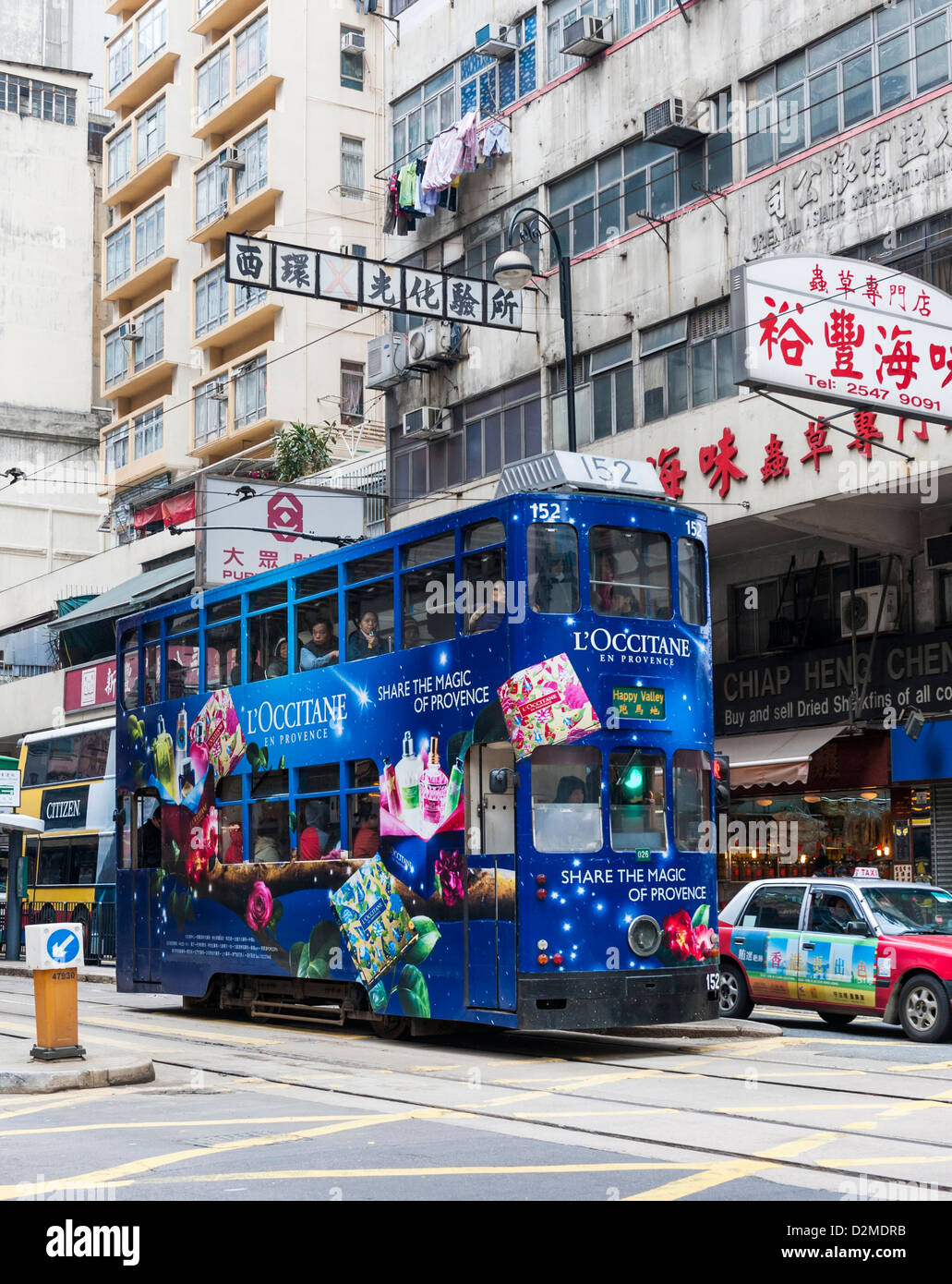 Eines der berühmten Doppeldecker-Straßenbahnen in Hong Kong Stockfoto