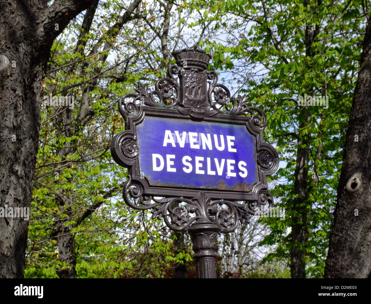 Das Straßenschild zur Avenue de Self in Paris, Frankreich, kennzeichnet einen Ort in der Stadt, der für seine historische und kulturelle Bedeutung bekannt ist. Die Allee ist Teil der städtischen Landschaft von Paris, einer Stadt reich an Architektur und Geschichte. Stockfoto
