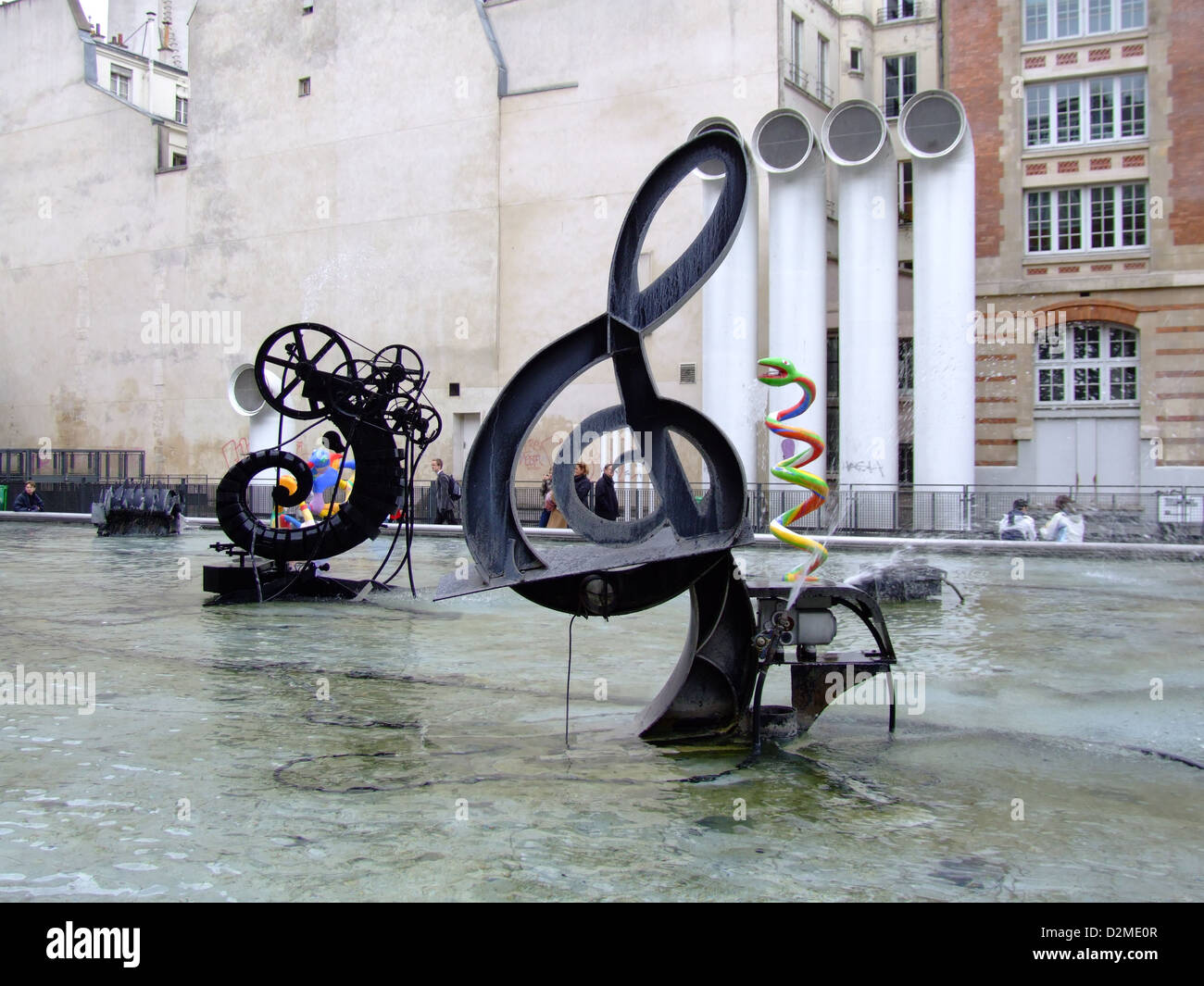Der Strawinsky-Brunnen, auch bekannt als Tinguely-Brunnen, befindet sich in der Nähe des Centre Pompidou in Paris. Entworfen von Jean Tinguely und Niki de Saint Phalle, bietet es eine Reihe von farbenfrohen, kinetischen Skulpturen, die eine dynamische, verspielte Wasserdarstellung schaffen. Stockfoto