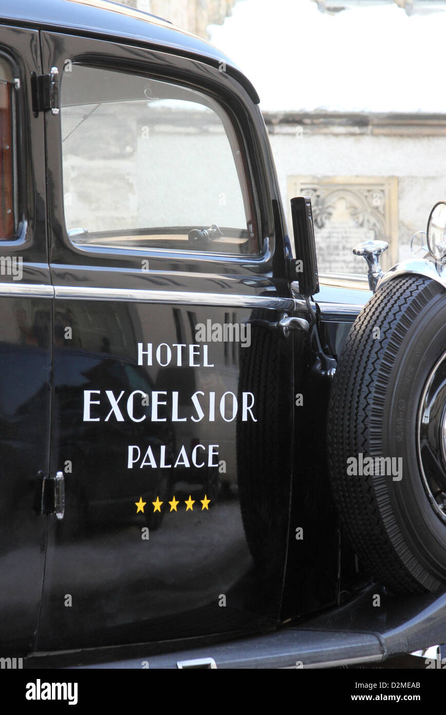 Ein Oldtimer mit der Aufschrift "Hotel Excelsior Palace" an der Tür gekennzeichnet wird aus einem LKW geladen, während der Dreharbeiten für den Film "The Grand Budapest Hotel" in Görlitz, Deutschland, 25 Januar 2ß13. Der Film Sterne Hollywood-Schauspieler wie Ralph Fiennes, Bill Murray, Jeff Goldblum, Jude Law und Owen Wilson und markiert die größte jemals Hollyowood Produktion in Görlitz. Foto: Jens Trenkler Stockfoto