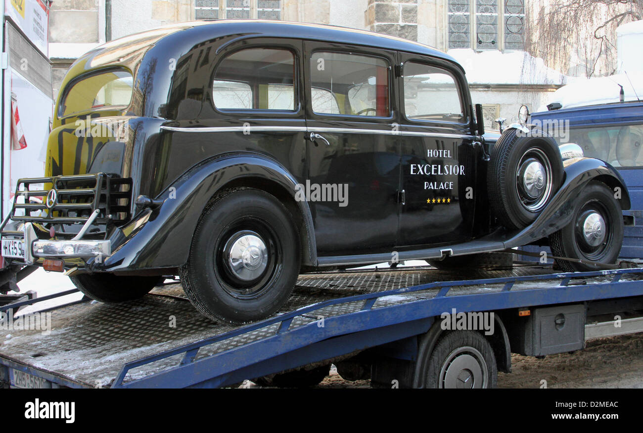 Ein Oldtimer mit der Aufschrift "Hotel Excelsior Palace" an der Tür gekennzeichnet wird aus einem LKW geladen, während der Dreharbeiten für den Film "The Grand Budapest Hotel" in Görlitz, Deutschland, 25 Januar 2ß13. Der Film Sterne Hollywood-Schauspieler wie Ralph Fiennes, Bill Murray, Jeff Goldblum, Jude Law und Owen Wilson und markiert die größte jemals Hollyowood Produktion in Görlitz. Foto: Jens Trenkler Stockfoto