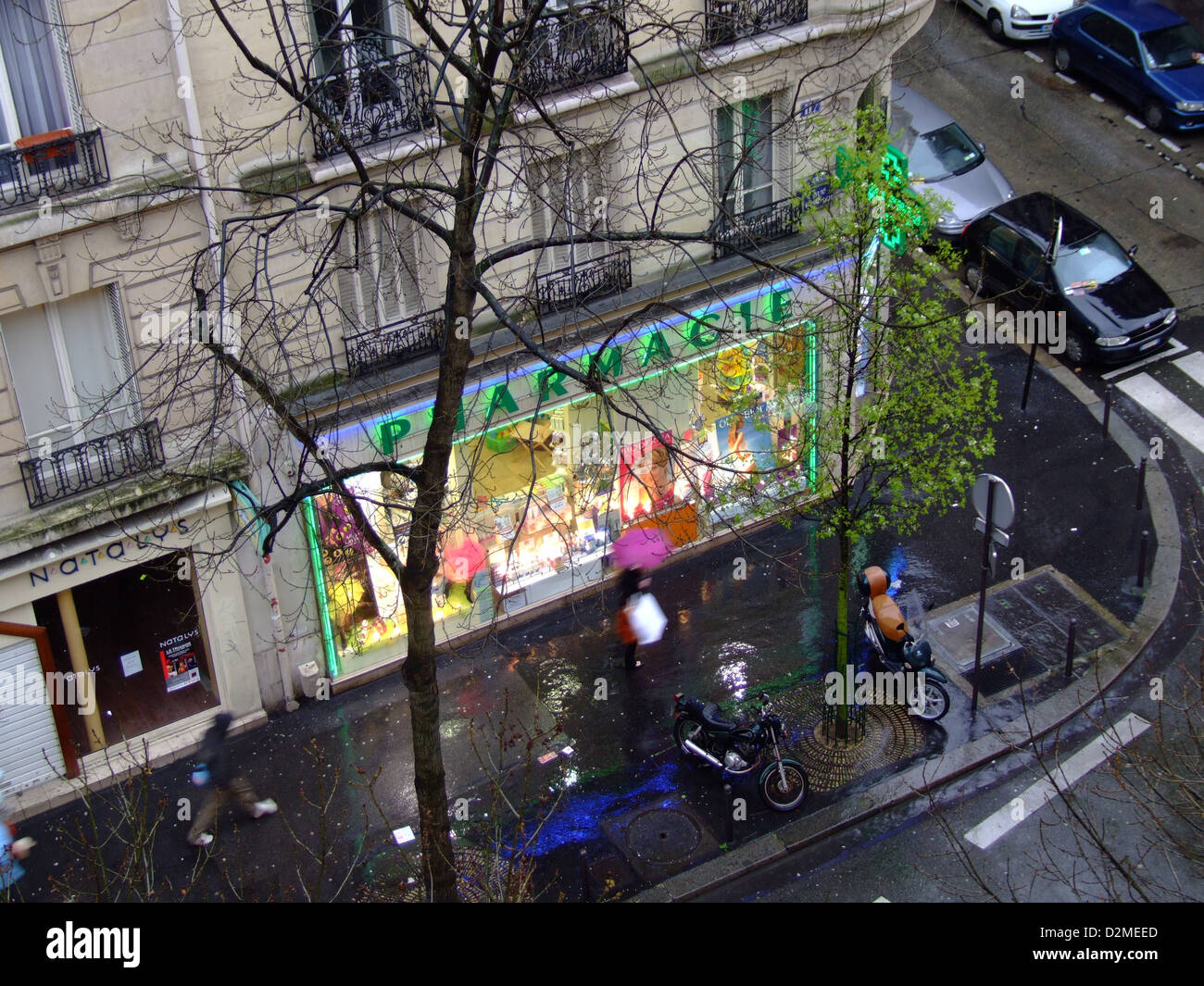Pharmasie bezieht sich auf eine Apotheke in Paris, Frankreich, die ein wichtiger Teil der Gesundheitsinfrastruktur der Stadt ist. Apotheken in Paris bieten verschreibungspflichtige Medikamente, freiverkäufliche Heilmittel und Gesundheitsdienstleistungen für Einheimische und Besucher gleichermaßen. Stockfoto