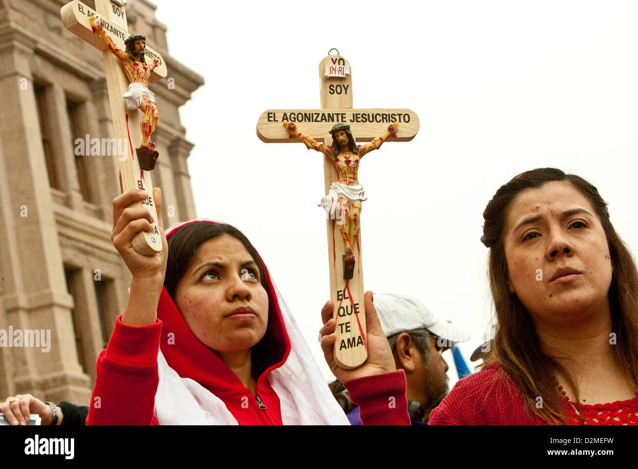 Anti-Abtreibung umfasst pro-Life-Kundgebung am Texas Capitol christlichen religiösen Teilnehmer. Jesus Christus am Kreuz Artefakt Stockfoto