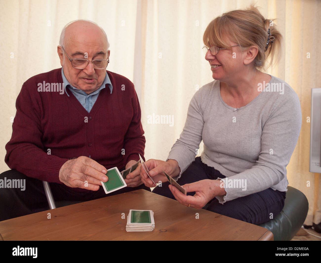 ältere Mann Spielkarte Spiel mit Tochter Stockfoto