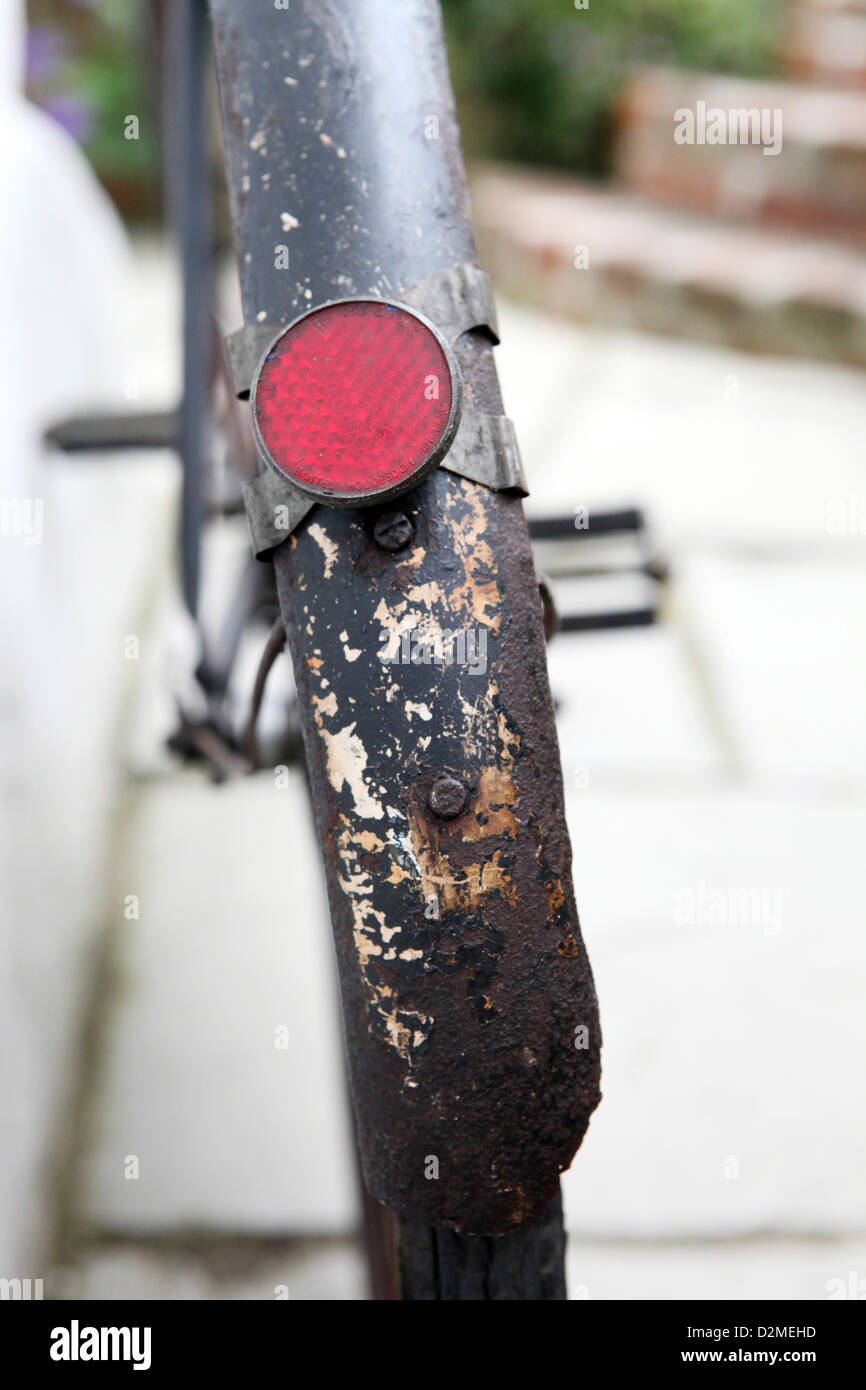 Oldtimer Fahrrad Schutzblech und hinteren roten Reflektor, von F. Trichter & Co (Elswick Hopper) aus 1920. Stockfoto