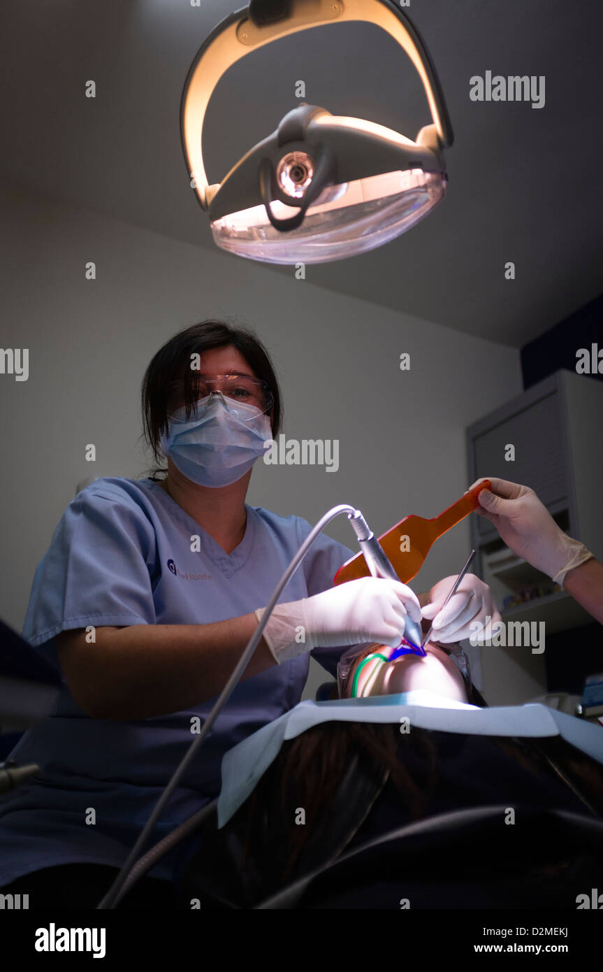 Ein junges Mädchen mit Füllungen in den Zähnen bei einer National Health Service Zahnarzt, UK Stockfoto