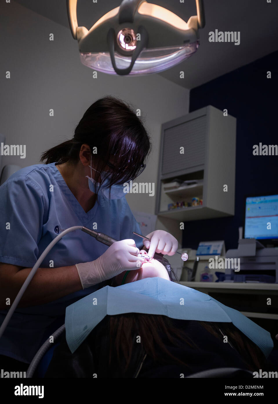 Ein junges Mädchen mit Füllungen in den Zähnen bei einer National Health Service Zahnarzt, UK Stockfoto