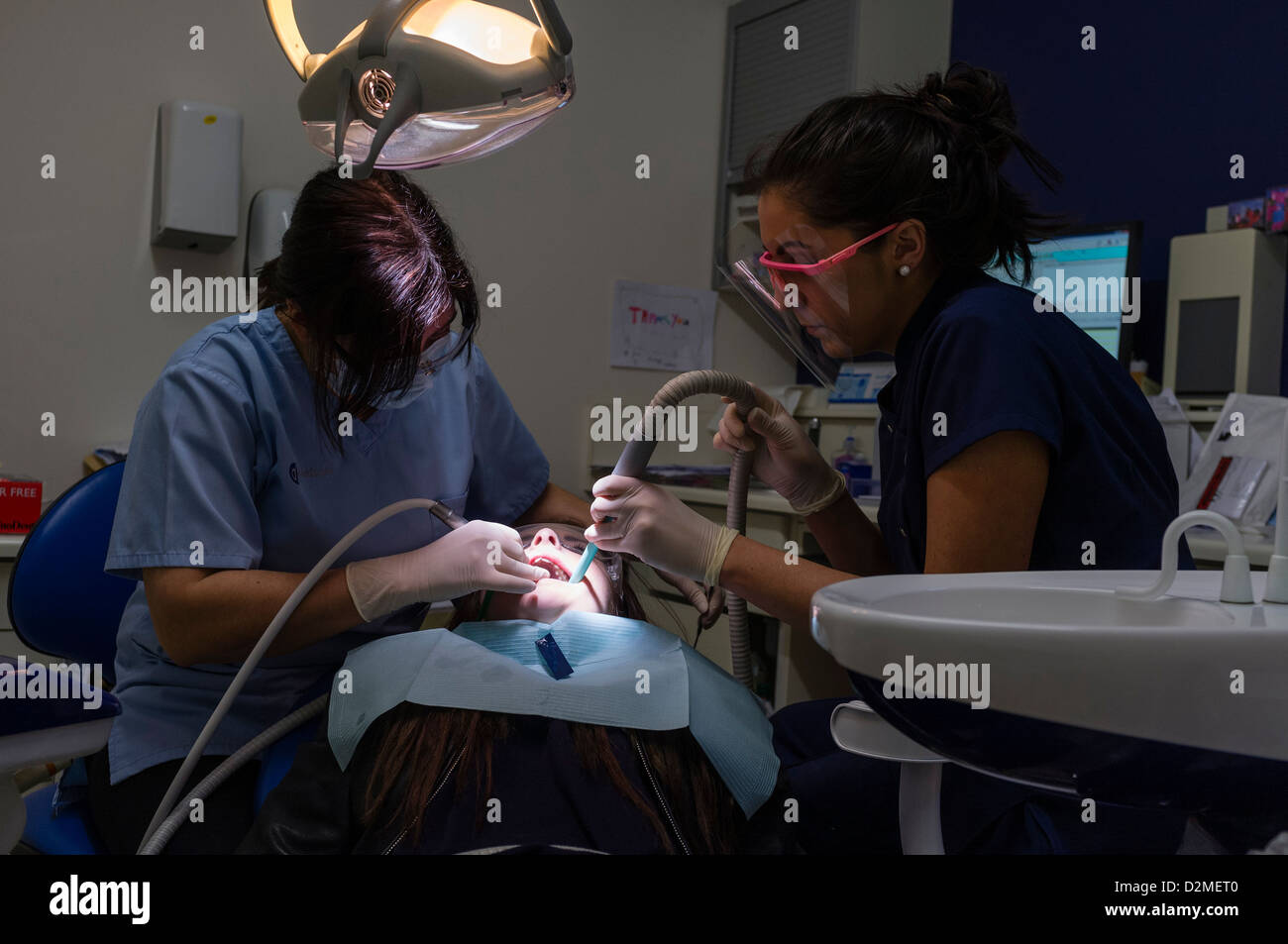 Ein junges Mädchen mit Füllungen in den Zähnen bei einer National Health Service Zahnarzt, UK Stockfoto
