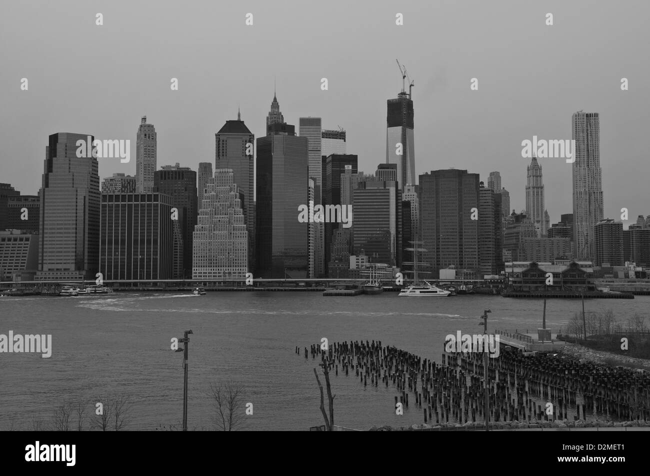 Blick auf Manhattan Wolkenkratzer aus Brooklyn Stockfoto