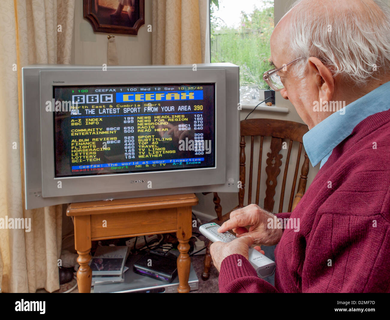 älterer Mann BBC Fernsehen und Ceefax und Auswahl der Programme Programm Programm Programme Stockfoto