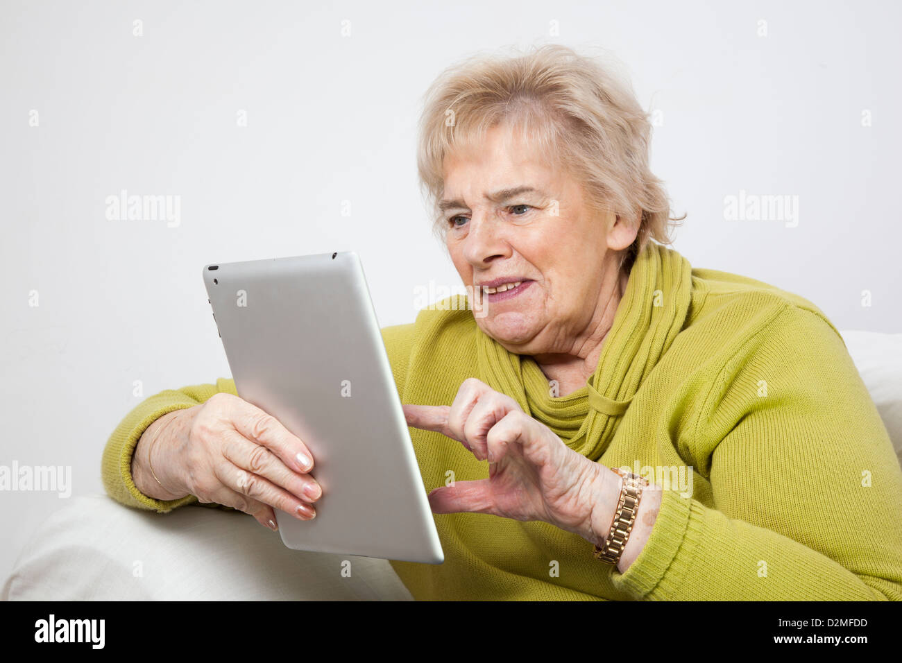 Reife Dame mit einem digitalen Tablet. Stockfoto
