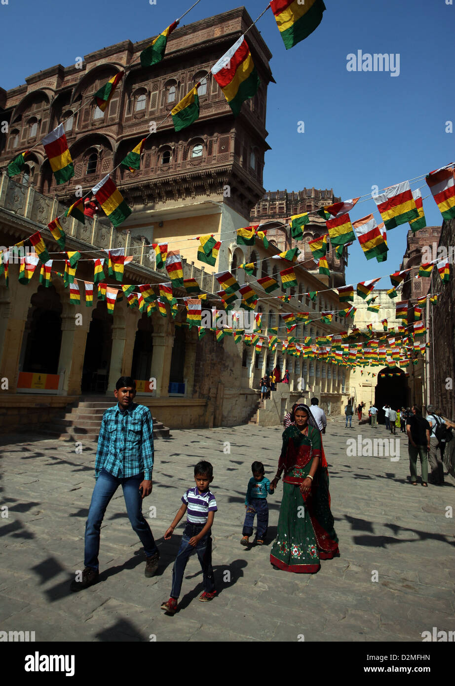 Gesamtansicht von Indien Fahnen schmücken den Hof des Mehrangarh Fort in Jodhpur, Rajasthan, Indien Stockfoto