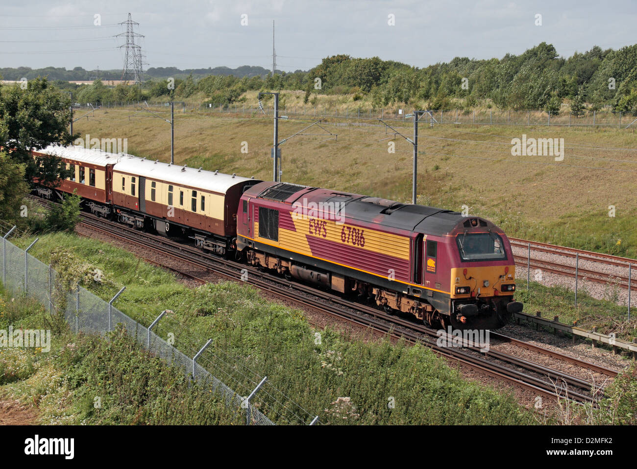 Ein Englisch, Walisisch & Scottish Railway (EWS) markiert Dieselmotor mit Wagen auf einer Linie in Kent, UK. Stockfoto