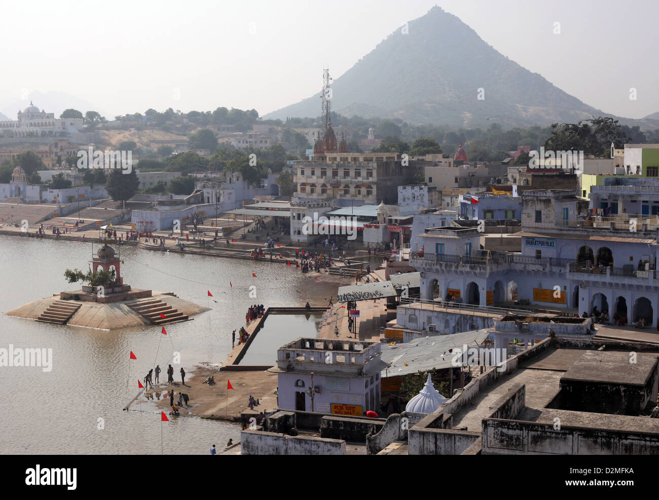 Gesamtansicht der Brahmane Pilger verehren an den Ghats von Pushkar-See oder Sarovar in Pushkar in Rajasthan, Indien Stockfoto