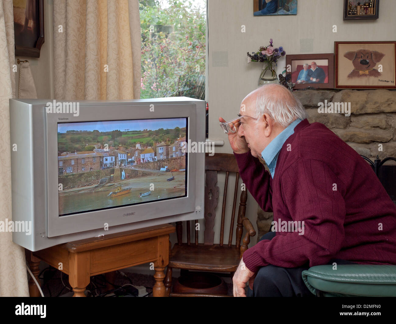 älterer Mann kämpfen, um Fernsehen Stockfoto