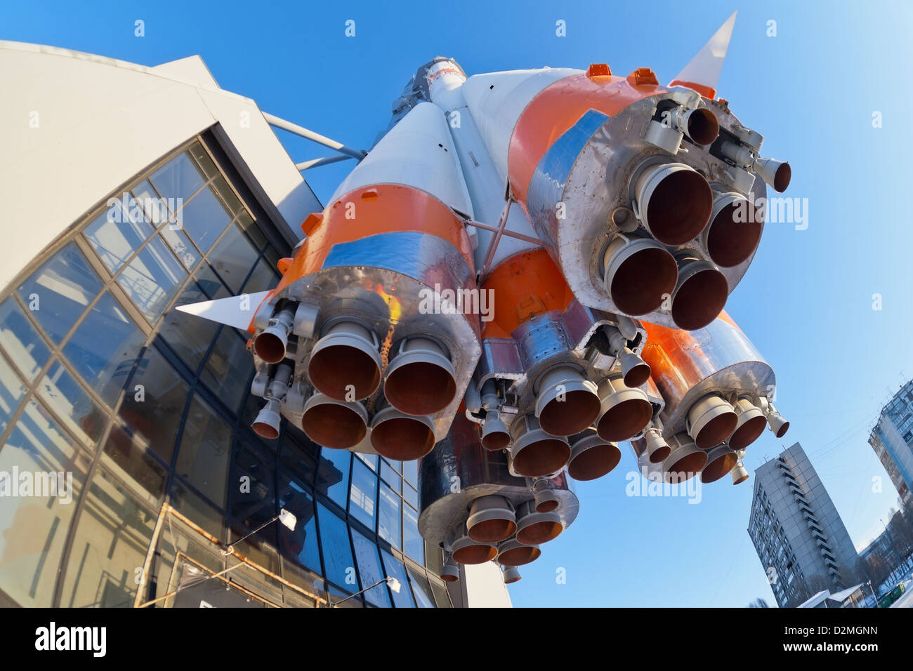 Russische Rakete Transport über blauen Himmelshintergrund Stockfoto