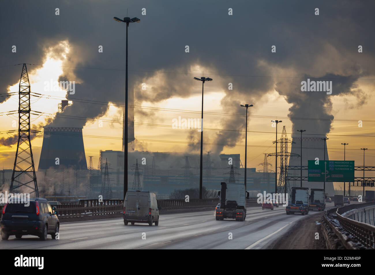 Stadt Ringway mit Autos und Verunreinigung der Luft durch Stromerzeugung Heizwerk in Sankt-Petersburg, Russland Stockfoto