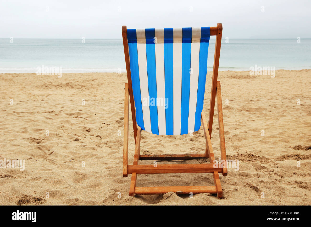 Einen Liegestuhl an einem leeren Strand Stockfoto