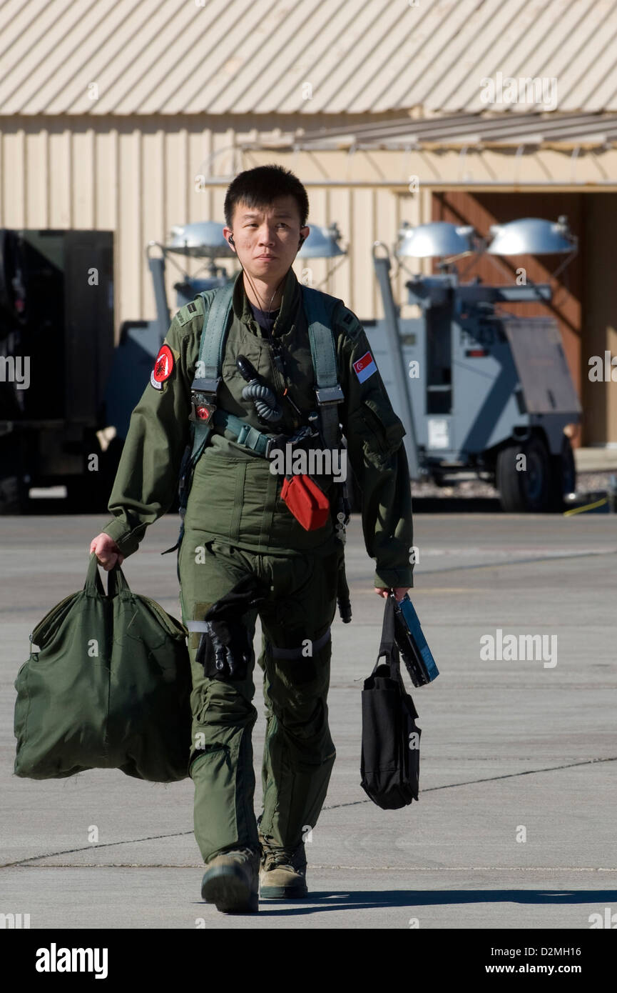 Republic of Singapore Air Force Pilot von 425 Fighter Squadron, Luke Air Force Base in Arizona, Schritte in Richtung einer f-16 Fighting Falcon während rote Fahne 13-2 Jan. 21, 2013 in der Nellis Air Force Base, Nevada RSAF Piloten und Betreuer der 42 zugeordnet sind Stockfoto