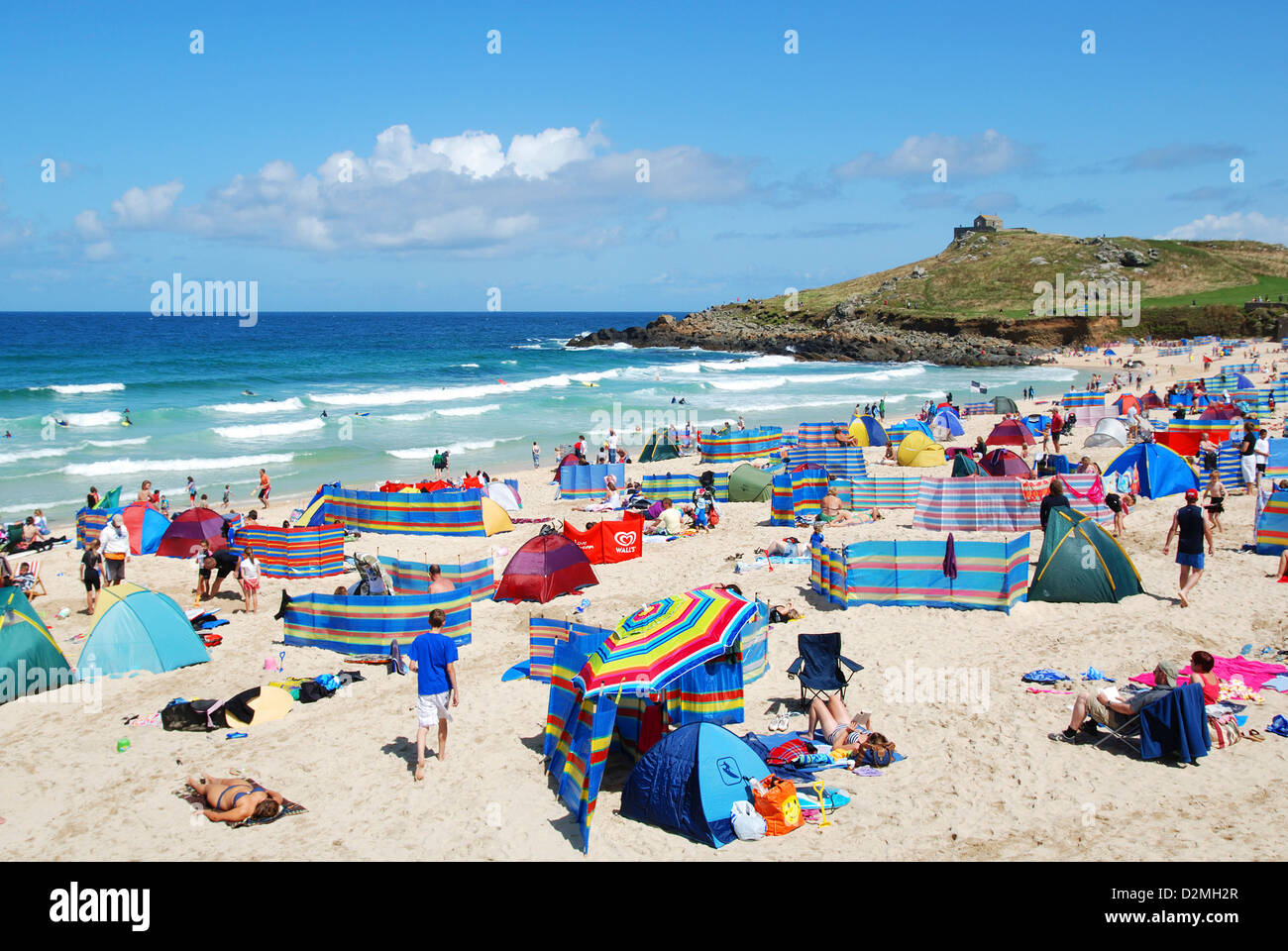 Ein Sommertag am Porthmeor Beach, St.Ives, Cornwall, UK Stockfoto