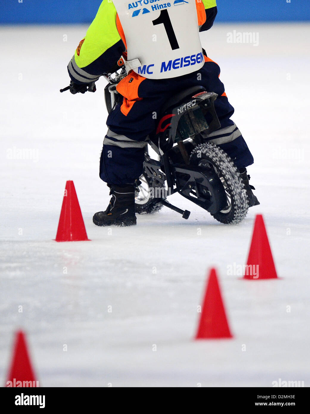 19.01.2013. Dresdn, Deutschland.  Fünfjährige Oscar Diemert von MC Meißen Rides ein elektrisches Motorrad während einer Ausstellung auf dem Eisspeedway Rennen in der EnergieVerbund Arena in Dresden, Deutschland. © Aktion Plus Sportbilder / Alamy Live News Stockfoto