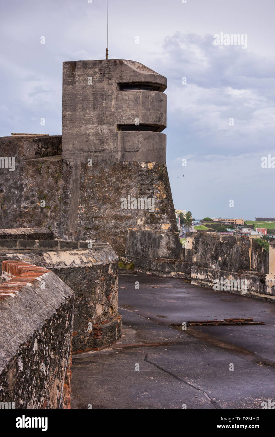 OLD SAN JUAN, PUERTO RICO - Weltkrieg Beobachtung Turm im Castillo San Cristobal Fort. Stockfoto