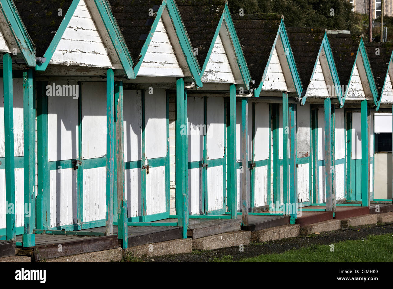 Reihe von Strandhütten in Süd-Wales benötigt Aufmerksamkeit Stockfoto